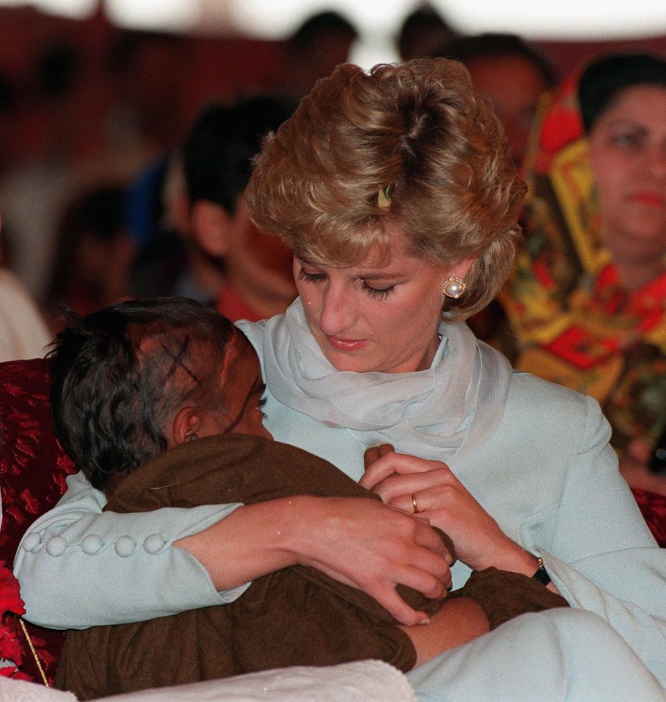 Ο Anwar ανέφερε ότι η Diana του είπε ότι μια φωτογραφία της που την απεικονίζει να κρατά αγκαλιά ένα παιδί κατά τη διάρκεια μιας επίσκεψης σε νοσοκομείο στη Λαχόρη το 1996 ήταν η αγαπημένη της φωτογραφία από όλες