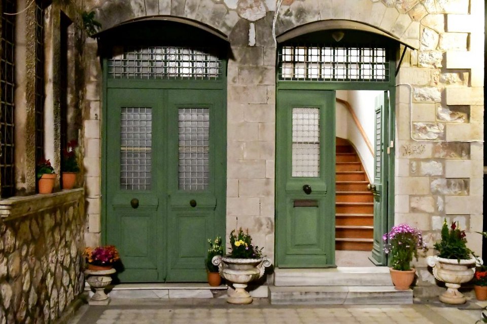 Η είσοδος της οικόιας Κοτρώτση