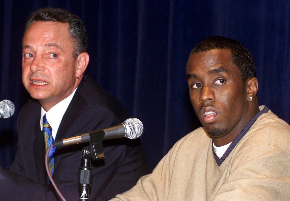 Ο παραγωγός ραπ Sean "Puffy" Combs, δεξιά, και ο δικηγόρος του Harvey Slovis απαντούν σε ερωτήσεις σε συνέντευξη τύπου την Τρίτη, 28 Δεκεμβρίου 1999, στη Νέα Υόρκη
