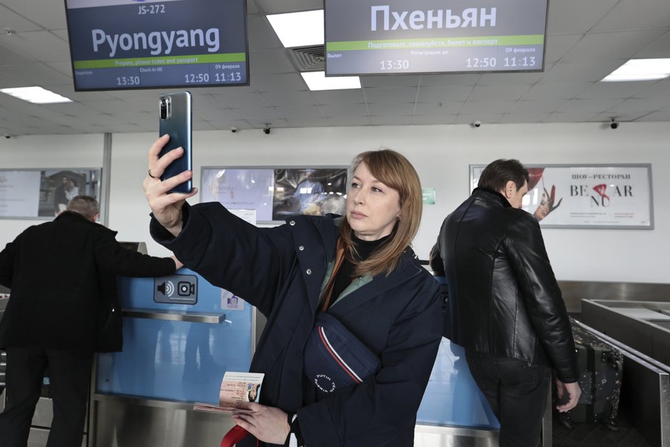 Ρωσίδα τουρίστρια βγάζει μια selfie μετά το check-in για να επιβιβαστεί σε αεροπλάνο για να πετάξει στη Βόρεια Κορέα