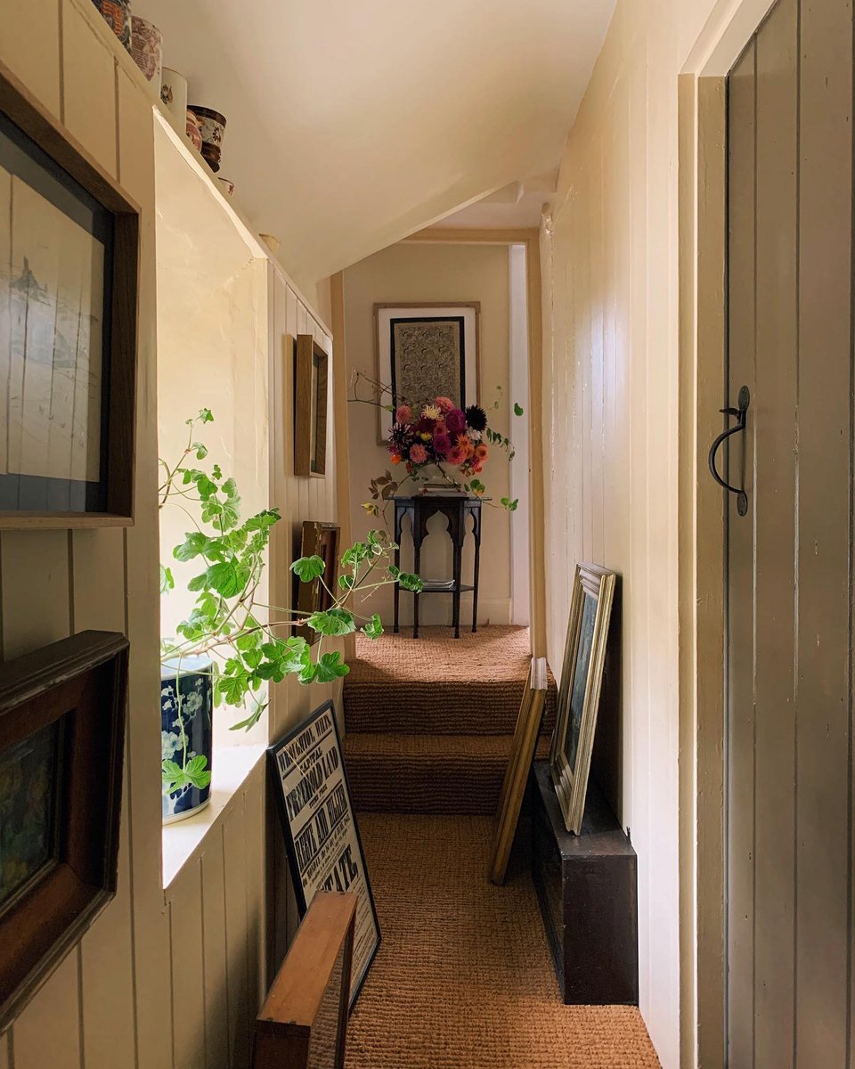 Κάδρα ακουμπισμένα στο πάτωμα δημιουργούν μια μποέμ ατμόσφαιρα στον διάδρομο / Φωτογραφία: sean_anthony_pritchard/Instagram