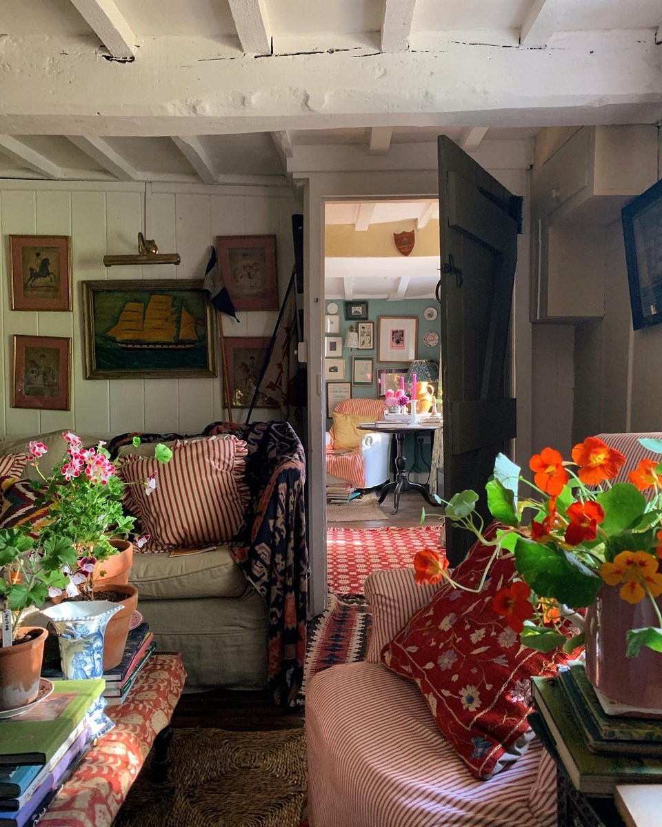 Στραβά κάδρα στους τοίχους, τσαλακωμένα ριχτάρια, παλιά μαξιλάρια στους καναπέδες, φθορές στα ξύλινα δοκάρια: οι ατέλειες γίνονται στοιχείο γοητείας στην αγροικία του Sean Α. Pritchard / Φωτογραφία: sean_anthony_pritchard/Instagram