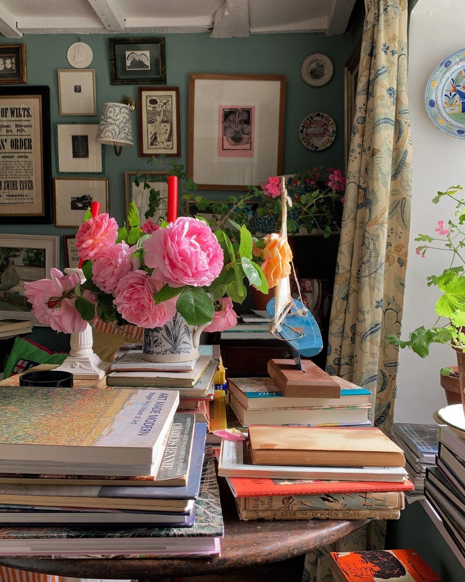 Κανάτες μετατρέπονται σε βάζα για τα λουλούδια από τον κήπο / Φωτογραφία: sean_anthony_pritchard/Instagram