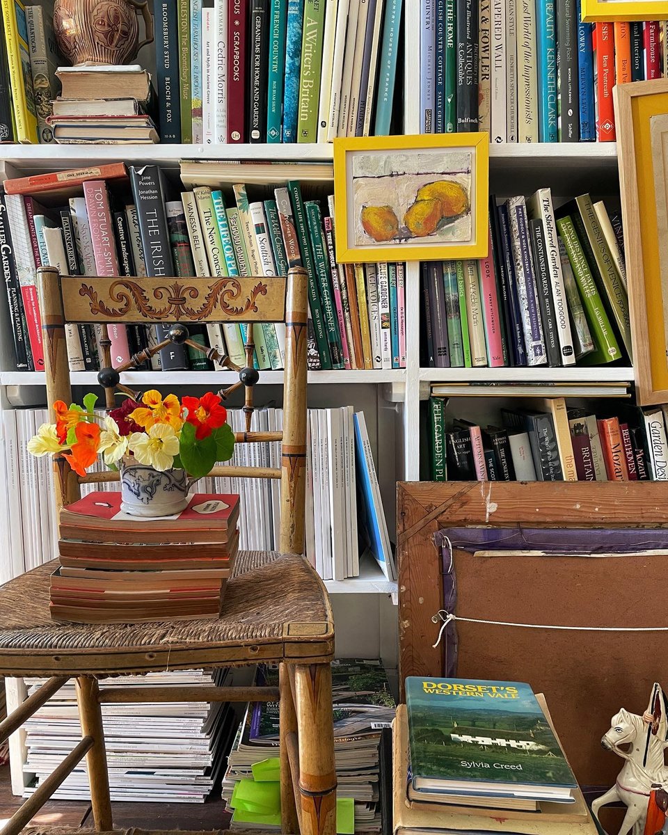 Μια παλιά καρέκλα χρησιμοποιείται σαν βοηθητικό τραπεζάκι στη βιβλιοθήκη / Φωτογραφία: sean_anthony_pritchard/Instagram