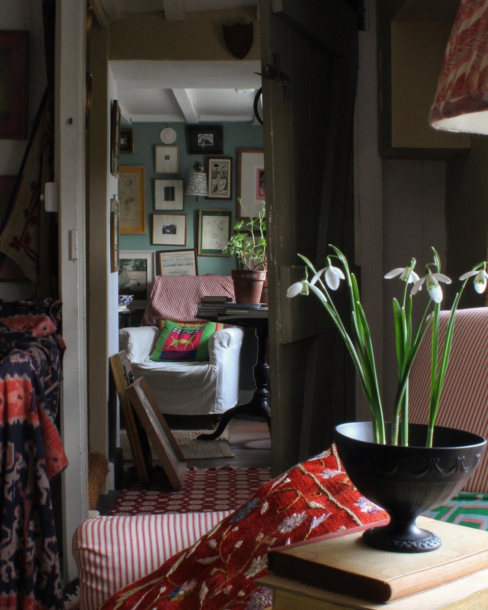 Στο βάθος, μια μποέμ γωνιά για διάβασμα με μια αναπαυτική πολυθρόνα / Φωτογραφία: sean_anthony_pritchard/Instagram