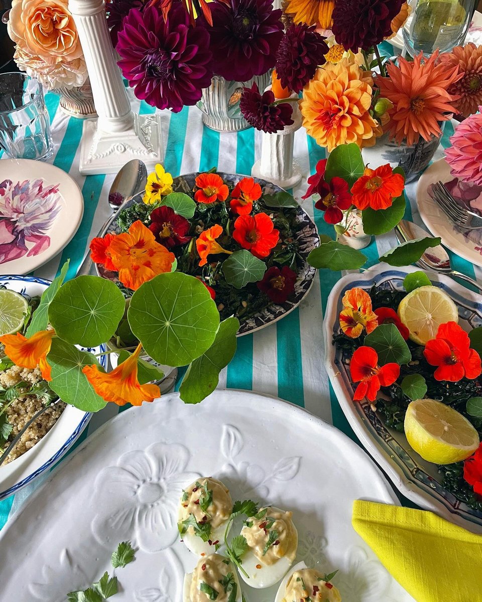 Μια ανοιξιάτικη πανδαισία στο τραπέζι του κήπου / Φωτογραφία: sean_anthony_pritchard/Instagram