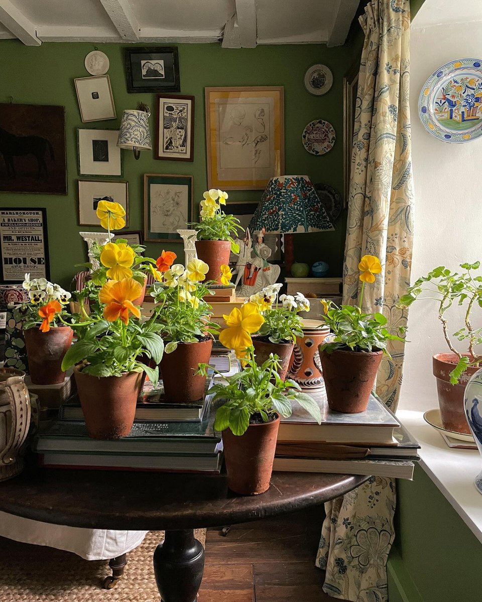 Σε μια ροτόντα με coffee table books, πολλές μικρές γλάστρες με λουλούδια δημιουργούν μια ανοιξιάτικη γωνιά που αποπνέει ευεξία / Φωτογραφία: sean_anthony_pritchard/Instagram