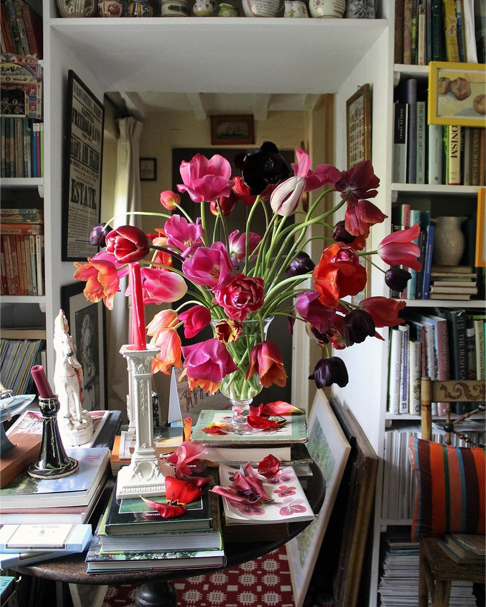 Η φωτογραφία αυτή που τράβηξε ο ίδιος ο Sean Α. Pritchard στο σπίτι του στο Σόμερσετ της Αγγλίας στολίζει και το εξώφυλλο του νέου του βιβλίου «Outside In: Α year of growing and displaying» / Φωτογραφία: sean_anthony_pritchard/Instagram