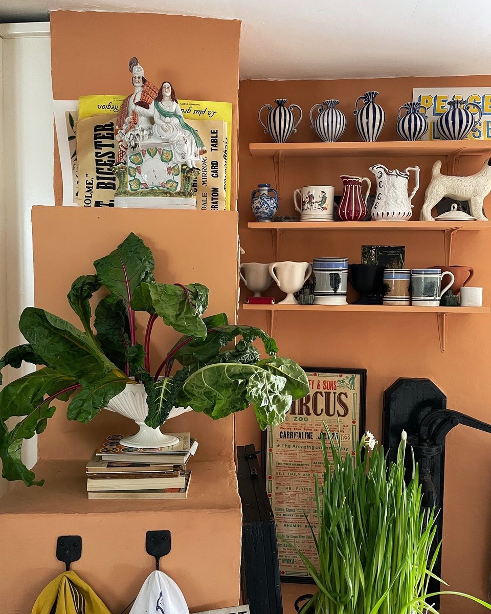 Η συλλογή από κεραμικά βάζα και κανάτες στα ανοιχτά ράφια της κουζίνας / Φωτογραφία: sean_anthony_pritchard/Instagram