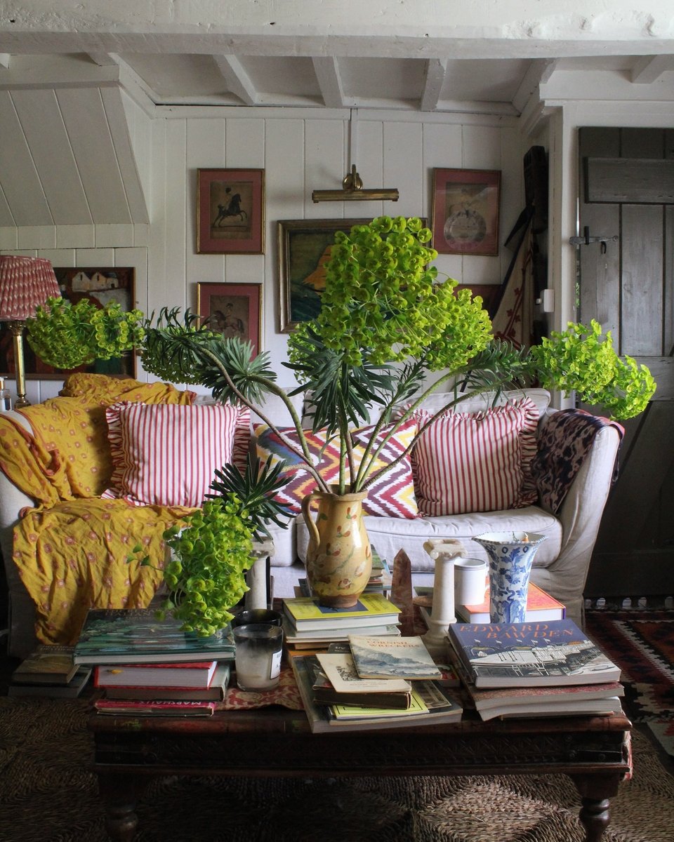 Τα φυτά (κομμένα κλαδιά από τον κήπο) είναι ο πρωταγωνιστής σε κάθε γωνιά / Φωτογραφία: sean_anthony_pritchard/Instagram