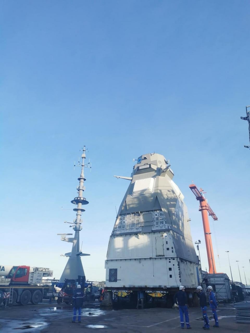 Ολοκληρώθηκε η συναρμολόγηση του ιστού PSIM της δεύτερης ελληνικής φρεγάτας Belharra «Νέαρχος» από τη Naval Group