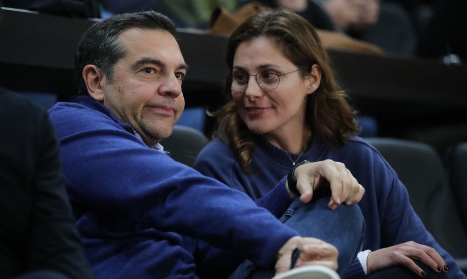 Αλέξης Τσίπρας και Μπέτυ Μπαζιάνα σε εξέδρες του ΟΑΚΑ -Φωτογραφία: ΣΤΕΛΙΟΣ ΣΤΕΦΑΝΟΥ / EUROKINISSI
