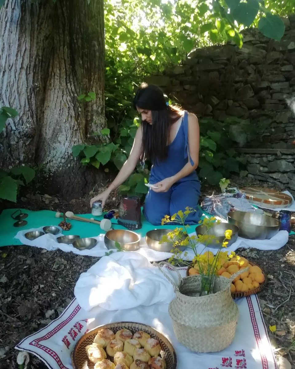 Οι προετοιμασίες για την ηχοθεραπεία με θιβετιανά singing bowls και το πικ νικ κάτω από την αιωνόβια φλαμουριά.