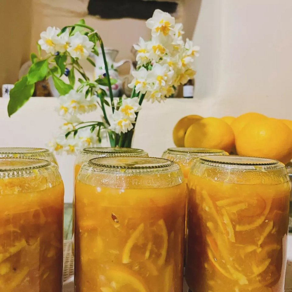 Τα βάζα με τις σπιτικές μαρμελάδες.