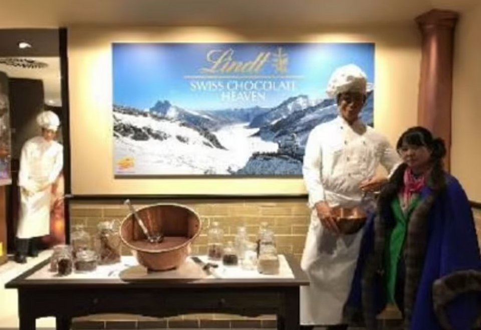 Η Wen ποζάρει στο κατάστημα Lindt στη Ζυρίχη σε ένα από τα ταξίδια της στην Ευρώπη