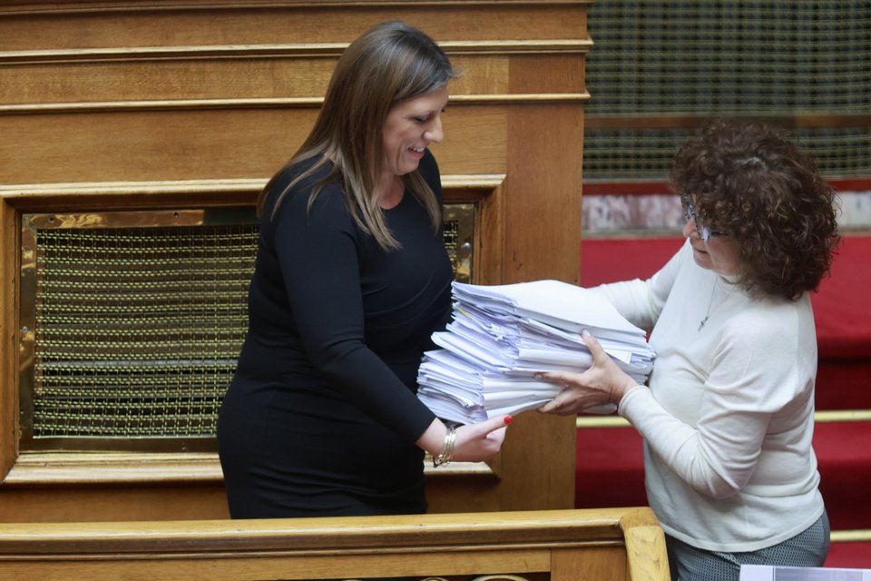 Οι στοίβες με τα χαρτιά της Ζωής Κωνσταντοπούλου / Φωτογραφία: Eurokinissi