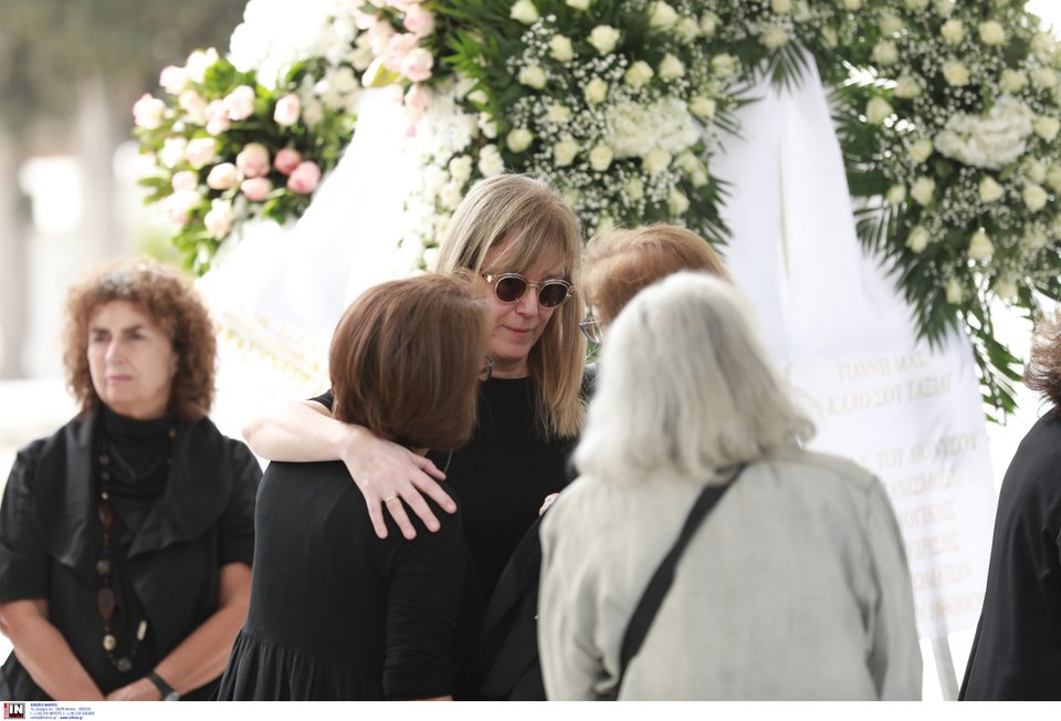 Γιάννης Φέρτης: Συγκίνηση στην κηδεία του σπουδαίου ηθοποιού -Ποιοι πήγαν στον τελευταίο αποχαιρετισμό [εικόνες] - iefimerida.gr