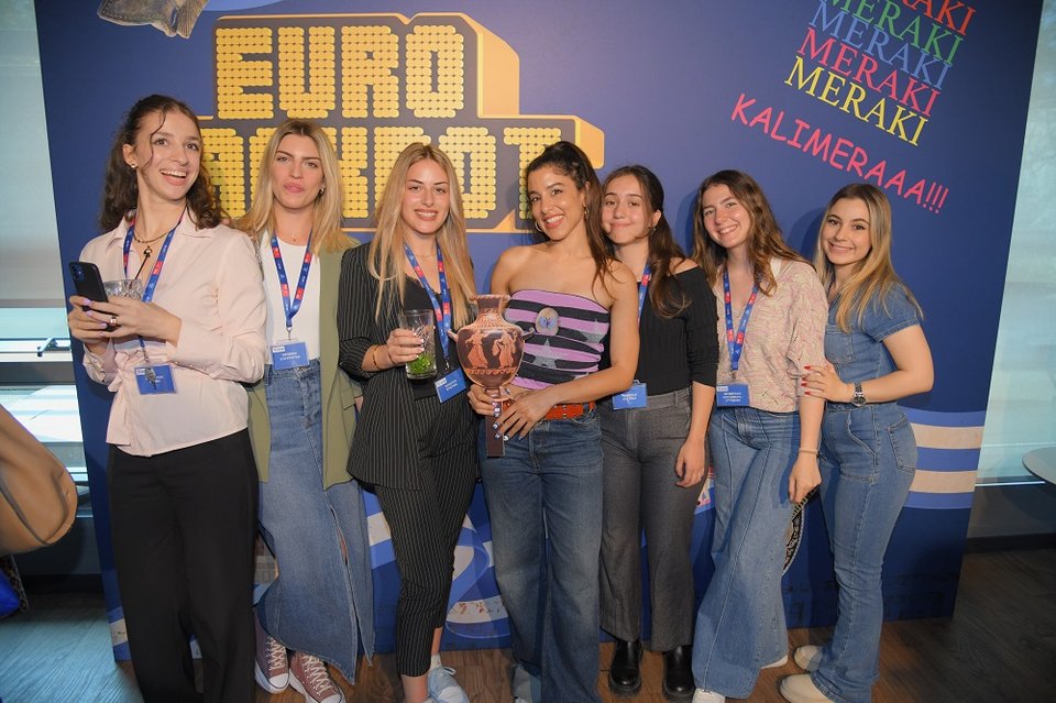  Οι&nbsp;εργαζόμενοι&nbsp;του&nbsp;ΟΠΑΠ&nbsp;υποδέχθηκαν&nbsp;τη&nbsp;Μαρίνα&nbsp;Σάττι&nbsp;με&nbsp;ένα&nbsp;μεγάλο&nbsp;πάρτι στα κεντρικά γραφεία 