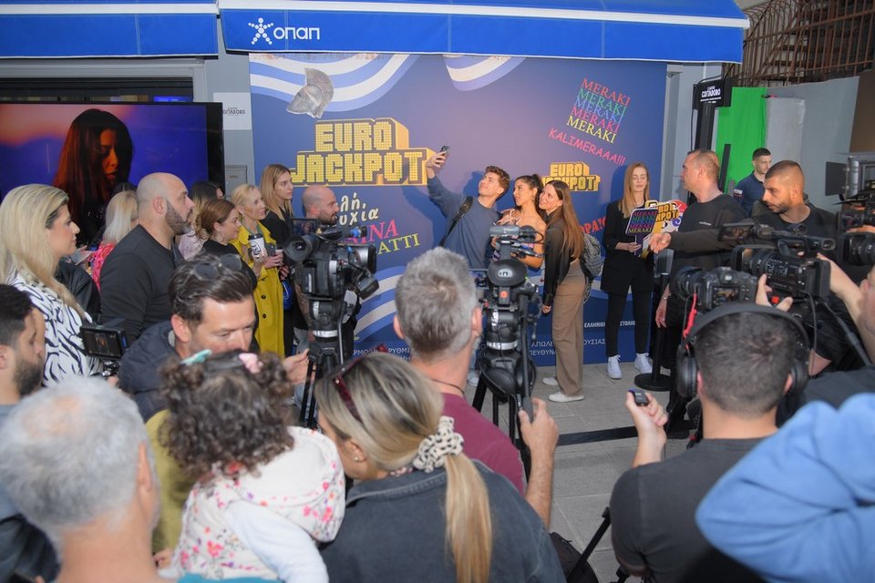 Πλήθος κόσμου βρέθηκε στο κατάστημα ΟΠΑΠ στο Αιγάλεω για να δει τη Μαρίνα Σάττι 