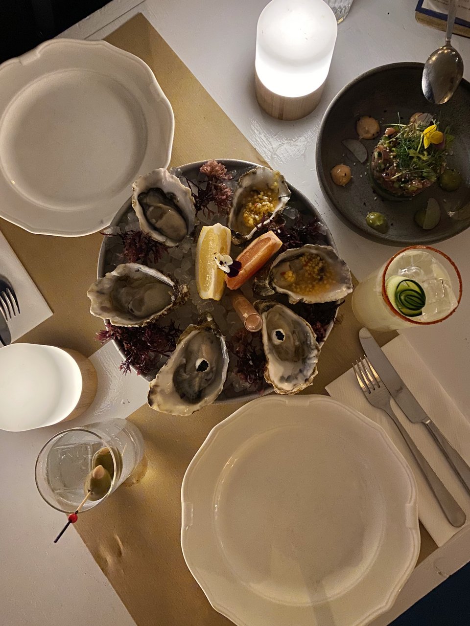 Στρείδια, κοκτέιλ και ταρτάρ τόνου για αρχή / Φωτογραφία: Μάνος Λειβαδάρος/Iefimerida