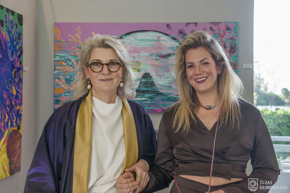 Η ζωγράφος Έλενα Κωνσταντοπούλου με τη μητέρα της, Φωτεινή Τομαή