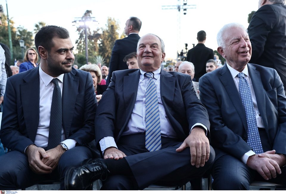 Ο πρώην πρωθυπουργός και πρώην πρόεδρος της ΝΔ Κώστας Καραμανλής, ο κυβερνητικός εκπρόσωπος (αριστερά) Παύλος Μαρινάκης και ο πρώην πρωθυπουργός και πρώην πρόεδρος του ΣτΕ, Παναγιώτης Πικραμμένος