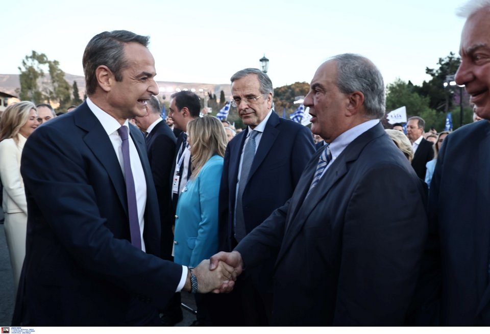Ο πρωθυπουργός Κυριάκος Μητσοτάκης κάνει χειραψία με τον πρώην πρωθυπουργό Κώστα Καραμανλή, κατά την άφιξή του στην έναρξη του 15ου Συνεδρίου του κόμματος