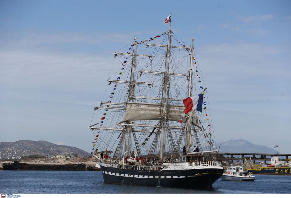 Το ιστιοφόρο Belem απέπλευσε από το λιμάνι του Πειραιά, μεταφέροντας την Ολυμπιακή Φλόγα / Φωτογραφία: INTIME