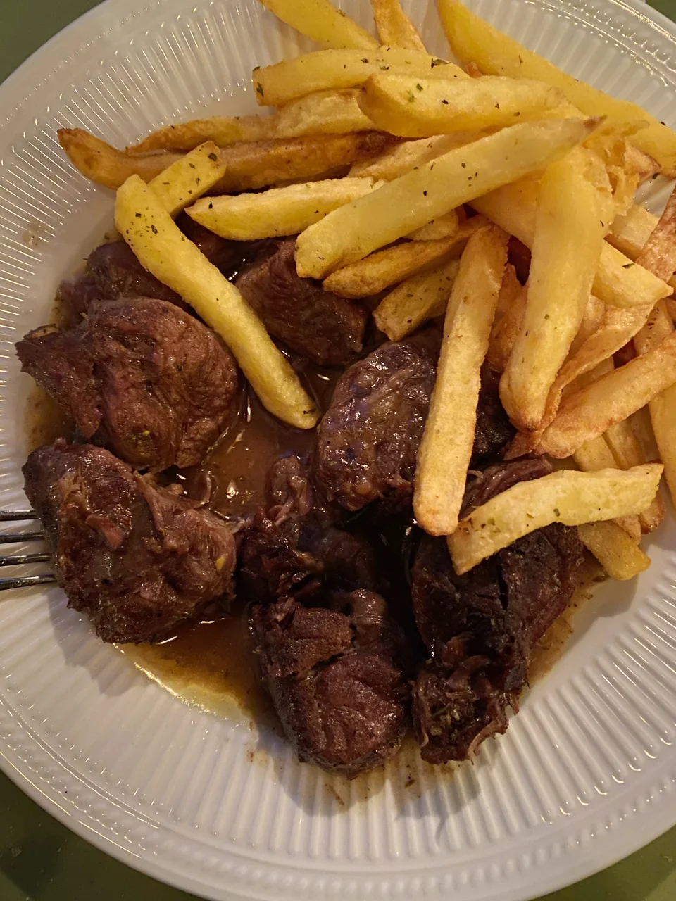 To μοσχαράκι λεμονάτο με πατάτες τηγανητές στο Οικείο, στο Κολωνάκι.