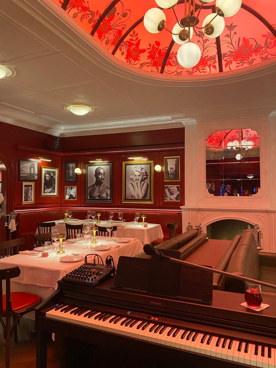 Η φωτογραφία της Μαντονα πρωταγωνιστεί στο χώρο του Rick's / Φωτογραφία: Μάνος Λειβαδάρος/iefimerida