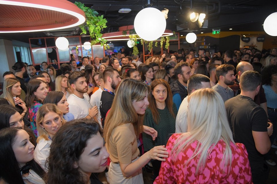 Οι εργαζόμενοι του ΟΠΑΠ υποδέχθηκαν τη Μαρίνα Σάττι με ένα μεγάλο πάρτι στα κεντρικά γραφεία 