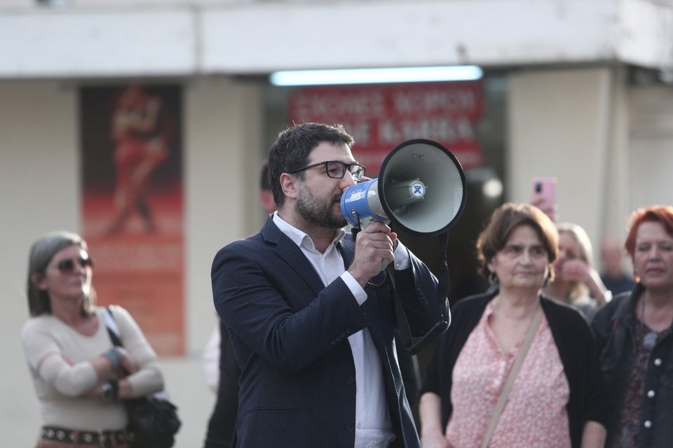 Γυναικοκτονία στους Αγίους Αναργύρους: Συγκέντρωση διαμαρτυρίας της Νέας Αριστεράς στο Αστυνομικό Τμήμα