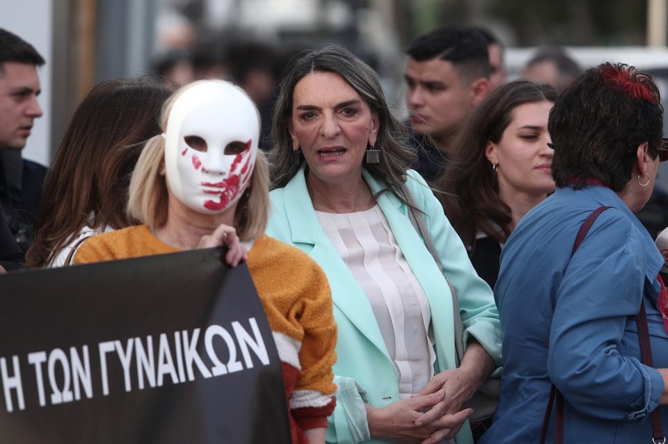 Γυναικοκτονία στους Αγίους Αναργύρους: Συγκέντρωση διαμαρτυρίας της Νέας Αριστεράς στο Αστυνομικό Τμήμα