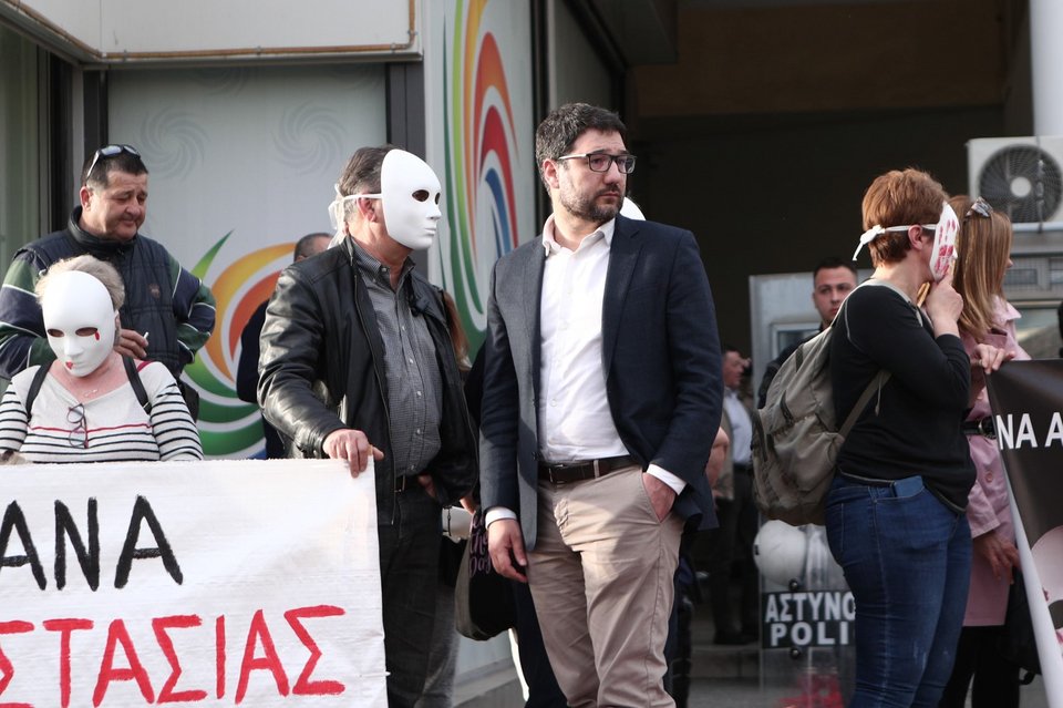 Γυναικοκτονία στους Αγίους Αναργύρους: Συγκέντρωση διαμαρτυρίας της Νέας Αριστεράς στο Αστυνομικό Τμήμα