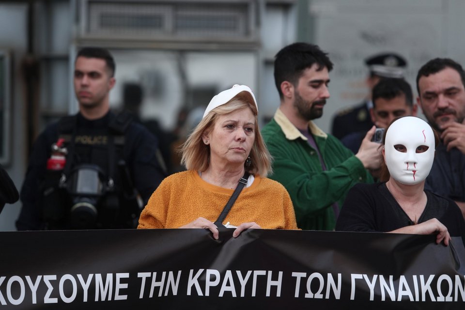 Γυναικοκτονία στους Αγίους Αναργύρους: Συγκέντρωση διαμαρτυρίας της Νέας Αριστεράς στο Αστυνομικό Τμήμα