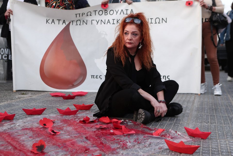 Γυναικοκτονία στους Αγίους Αναργύρους: Συγκέντρωση διαμαρτυρίας της Νέας Αριστεράς στο Αστυνομικό Τμήμα