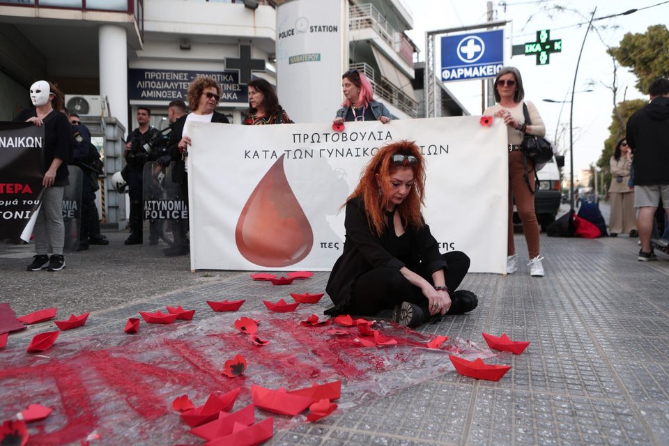 Γυναικοκτονία στους Αγίους Αναργύρους: Συγκέντρωση διαμαρτυρίας της Νέας Αριστεράς στο Αστυνομικό Τμήμα