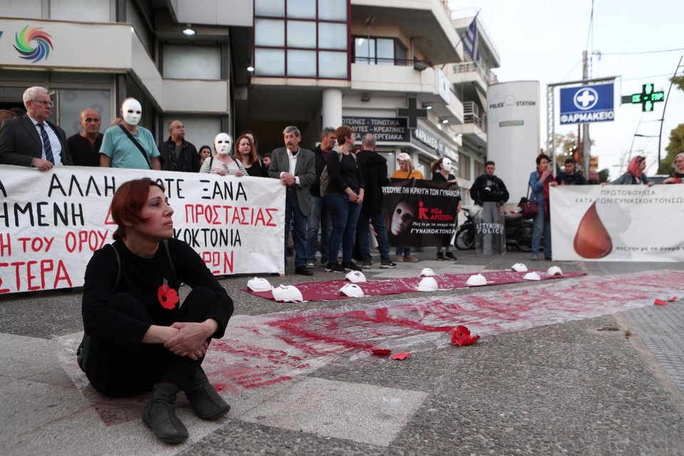 Γυναικοκτονία στους Αγίους Αναργύρους: Συγκέντρωση διαμαρτυρίας της Νέας Αριστεράς στο Αστυνομικό Τμήμα