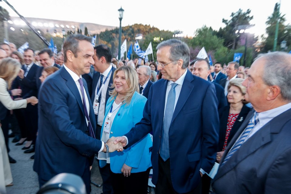 Ο πρωθυπουργός Κυριάκος Μητσοτάκης κάνει χειραψία με τον πρώην πρωθυπουργό Αντώνη Σαμαρά, κατά την άφιξή του στην έναρξη του 15ου Συνεδρίου του κόμματος