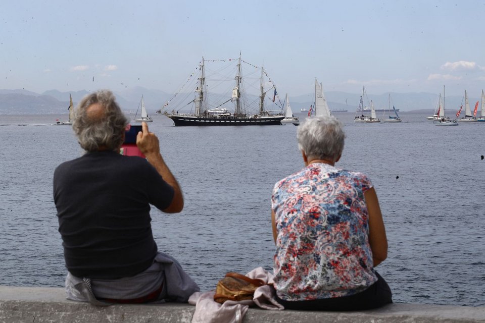Το ιστιοφόρο Belem απέπλευσε από το λιμάνι του Πειραιά, μεταφέροντας την Ολυμπιακή Φλόγα / Φωτογραφία: Eurokinissi