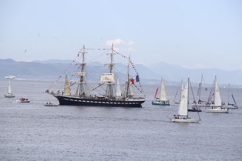 Το ιστιοφόρο Belem απέπλευσε από το λιμάνι του Πειραιά, μεταφέροντας την Ολυμπιακή Φλόγα / Φωτογραφία: Eurokinissi