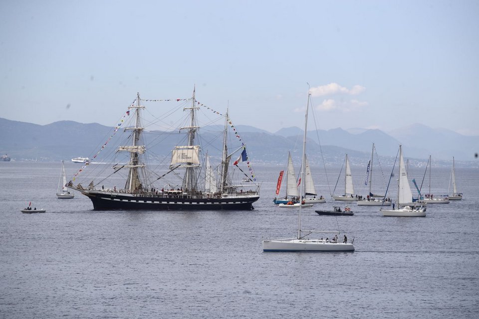 Το ιστιοφόρο Belem απέπλευσε από το λιμάνι του Πειραιά, μεταφέροντας την Ολυμπιακή Φλόγα / Φωτογραφία: Eurokinissi