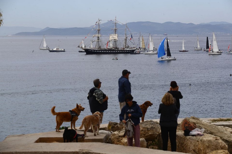 Το ιστιοφόρο Belem απέπλευσε από το λιμάνι του Πειραιά, μεταφέροντας την Ολυμπιακή Φλόγα / Φωτογραφία: Eurokinissi