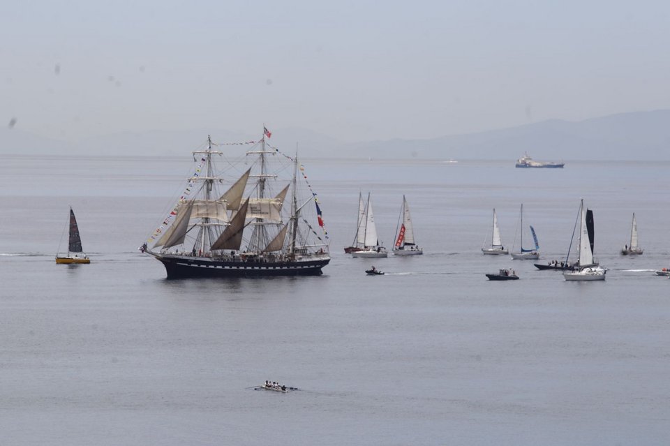 Το ιστιοφόρο Belem απέπλευσε από το λιμάνι του Πειραιά, μεταφέροντας την Ολυμπιακή Φλόγα / Φωτογραφία: Eurokinissi
