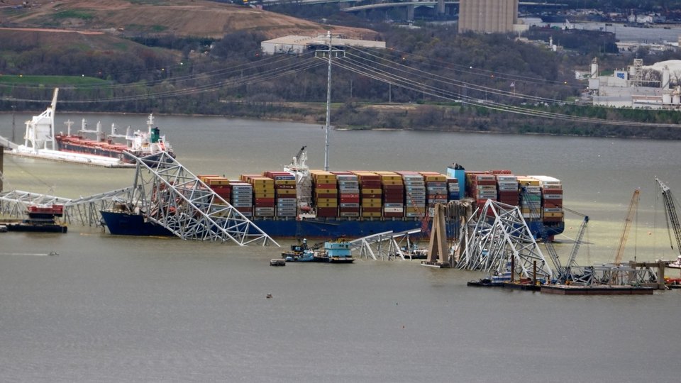επιχείρηση στα συντρίμμια της γέφυρας στη Βαλτιμόρη