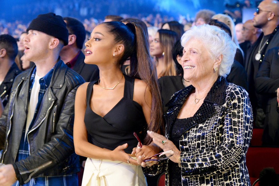 Η Ariana Grande και η Marjorie 'Nonna' Grande στα American Music Awards 2016 στο Microsoft Theatre στις 20 Νοεμβρίου 2016 στο Λος Άντζελες /