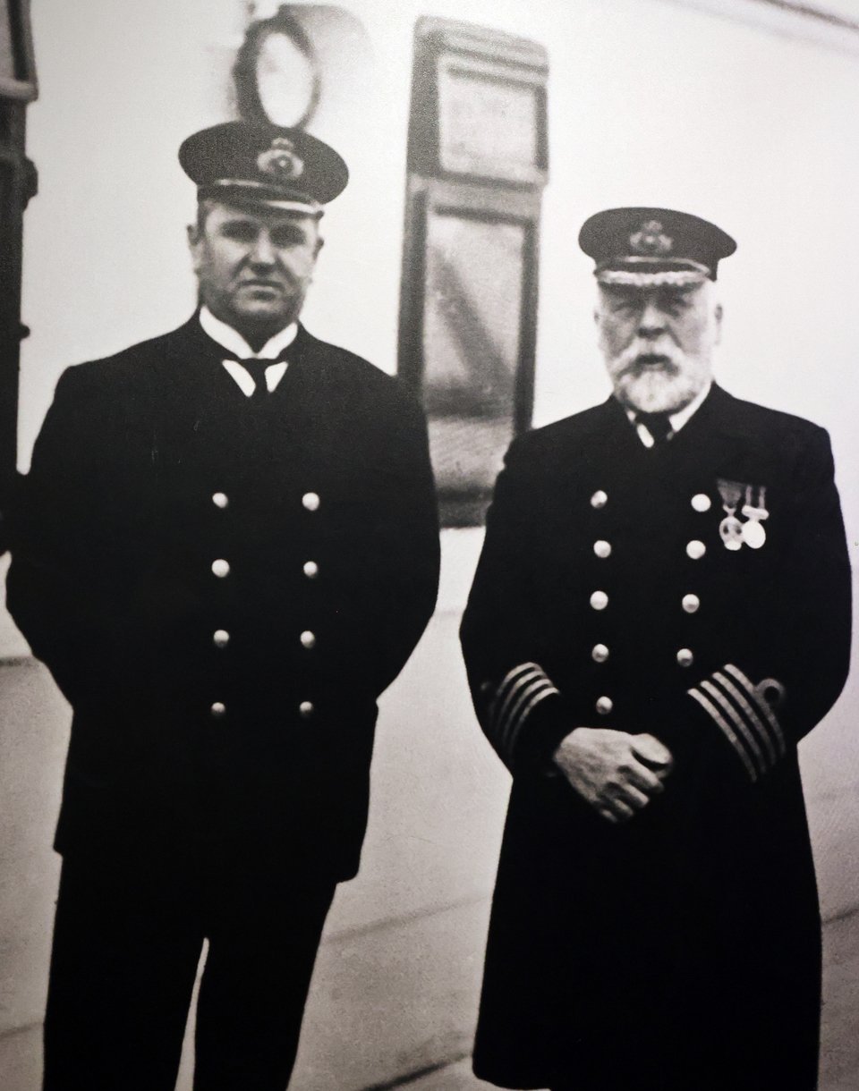 Δεξιά ο Edward J Smith ο καπετάνιος του RMS Titanic και χάθηκε όταν το πλοίο βυθίστηκε.