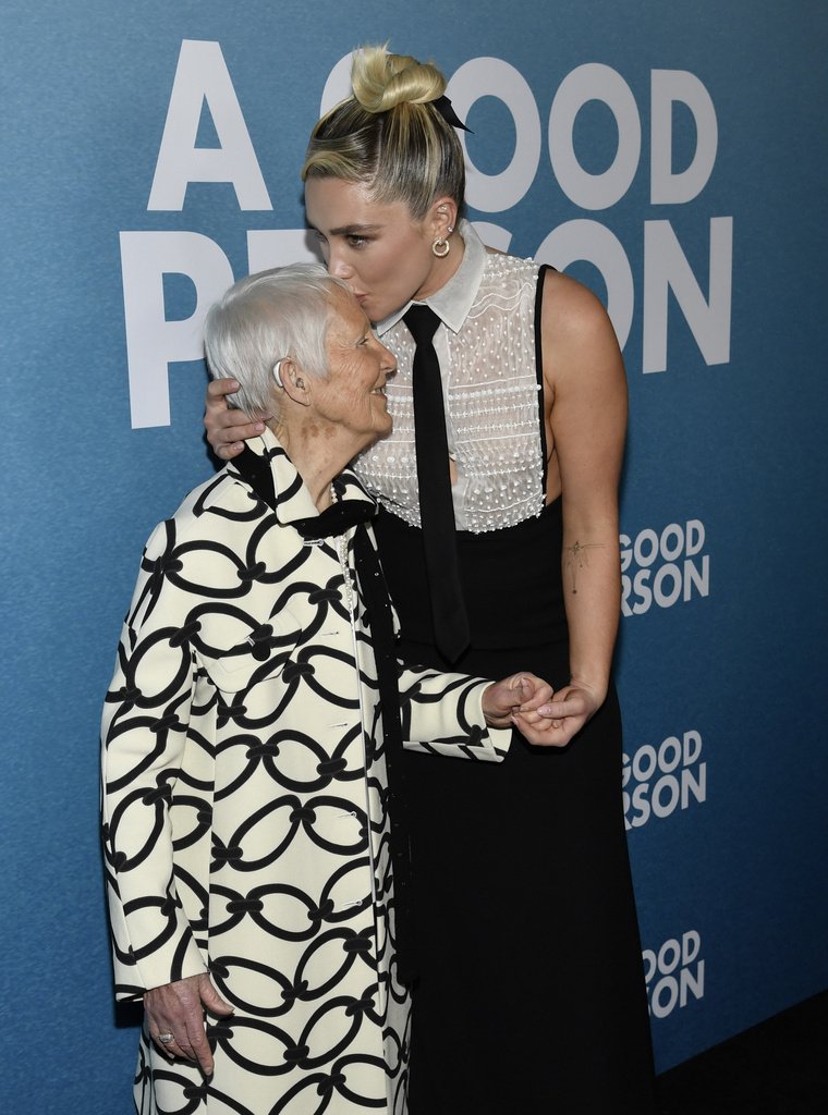 Η Florence Pugh φιλά τη γιαγιά της Patricia Mackin σε μια ειδική προβολή του "A Good Person" στο Metrograph τη Δευτέρα, 20 Μαρτίου 2023, στη Νέα Υόρκη