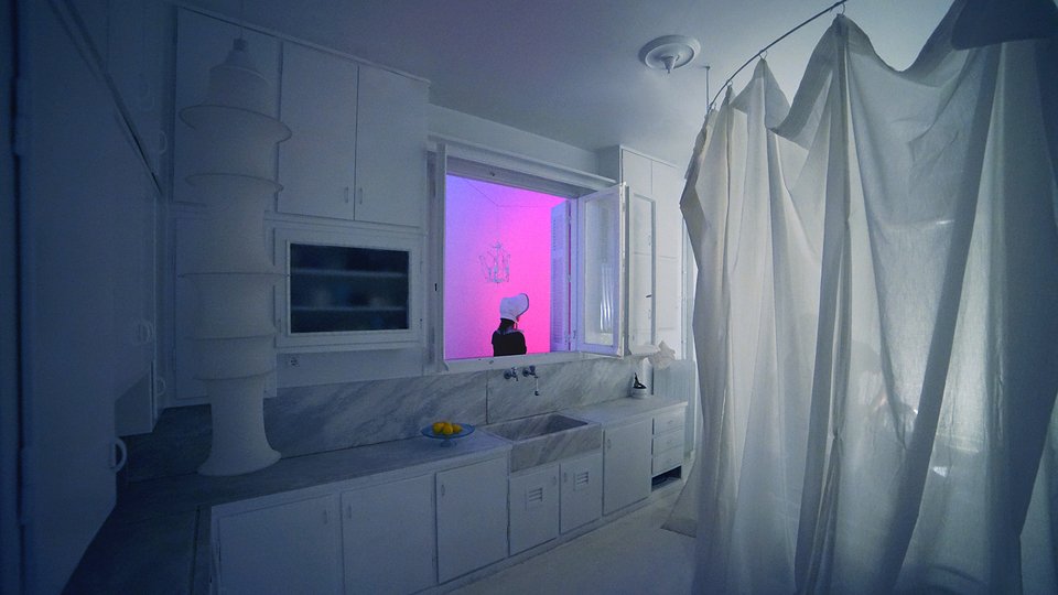 Η παλιά κουζίνα της μονοκατοικίας του 1960 μεταμορφώθηκε με μια εγκατάσταση που θυμίζει μοντέρνα γκαλερί. 