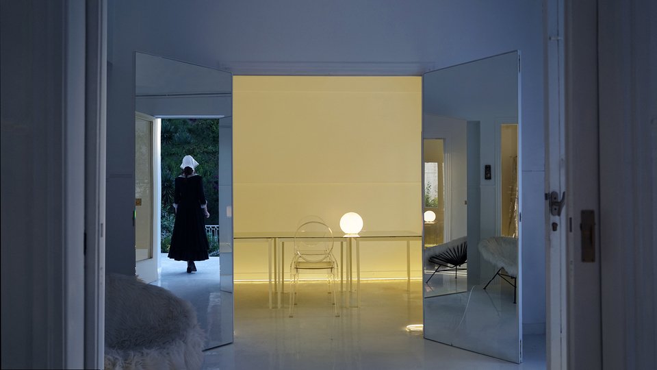 Οι πόρτες των γραφείων έχουν επενδυθεί με καθρέφτη. 